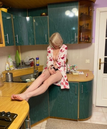 Опытная и раскованная леди позовет в гости и подарит незабываемые минуты наслаждения. Яркая, страстная, готовая исполнить твои желания. Звони, и отдохни по-настоящему! 6543, 35 лет